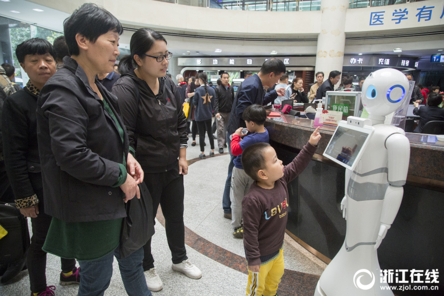 主动交互的良师益友晓曼智能机器人参展2017CSHE(图1)