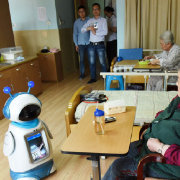 “养老机器人”何时走进普通家庭？(图1)